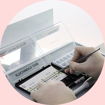 교정 브라켓이 정리된 케이스에서 기구를 집는 모습